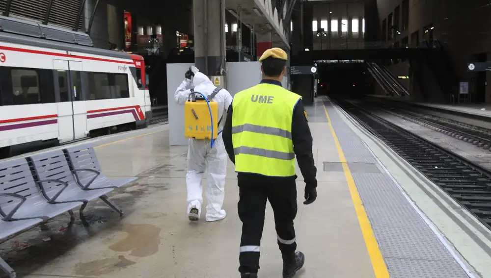 Efectivos de la UME desinfectan la estación de Sevilla Santa Justa