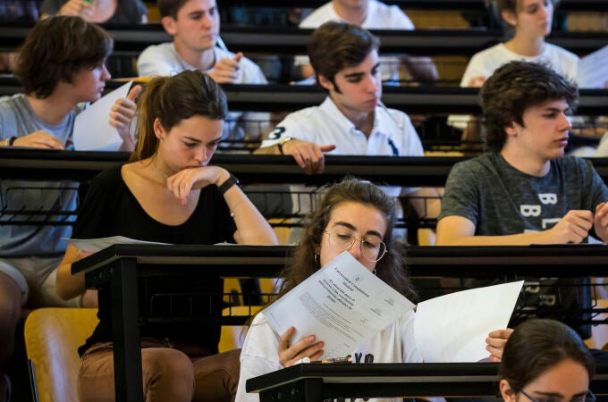Estudiantes en el inicio de la Prueba de la EBAU (Selectividad) en la Facultad de Odontología de la UCM de Madrid