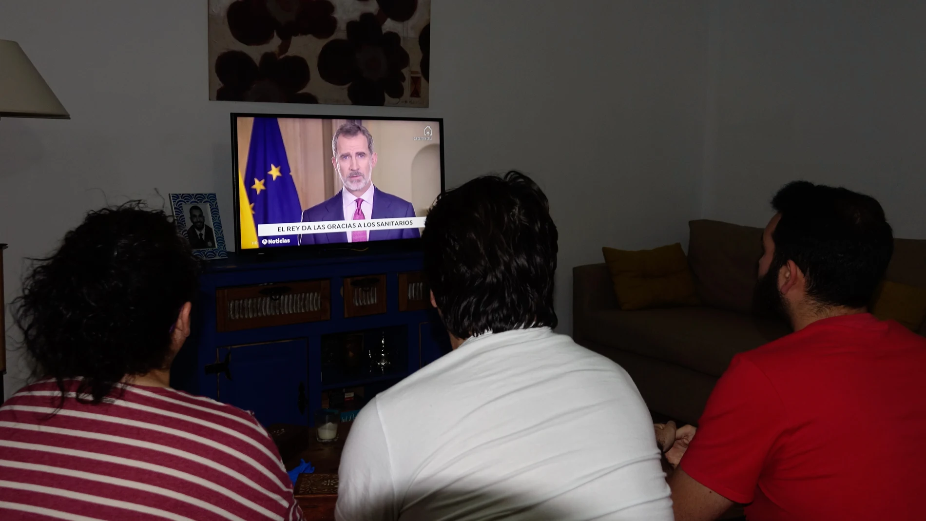 Familias en cuarentena viendo el discurso del Rey