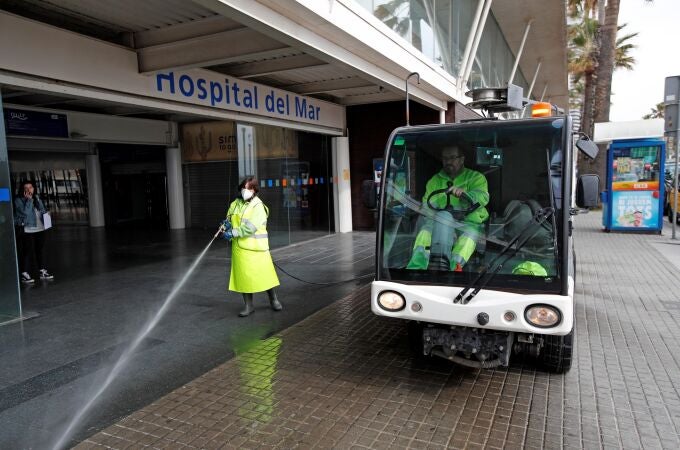 na brigada de limpieza limpia en las inmediaciones del Hospital del Mar de Barcelona, este miércoles durante la cuarta jornada en estado de alarma por la pandemia de coronavirus.