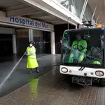 na brigada de limpieza limpia en las inmediaciones del Hospital del Mar de Barcelona, este miércoles durante la cuarta jornada en estado de alarma por la pandemia de coronavirus.