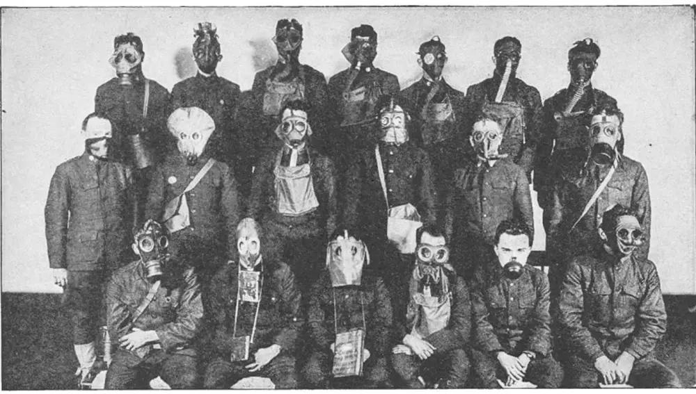 Soldados del frente occidental con diferentes modelos de máscaras de gas