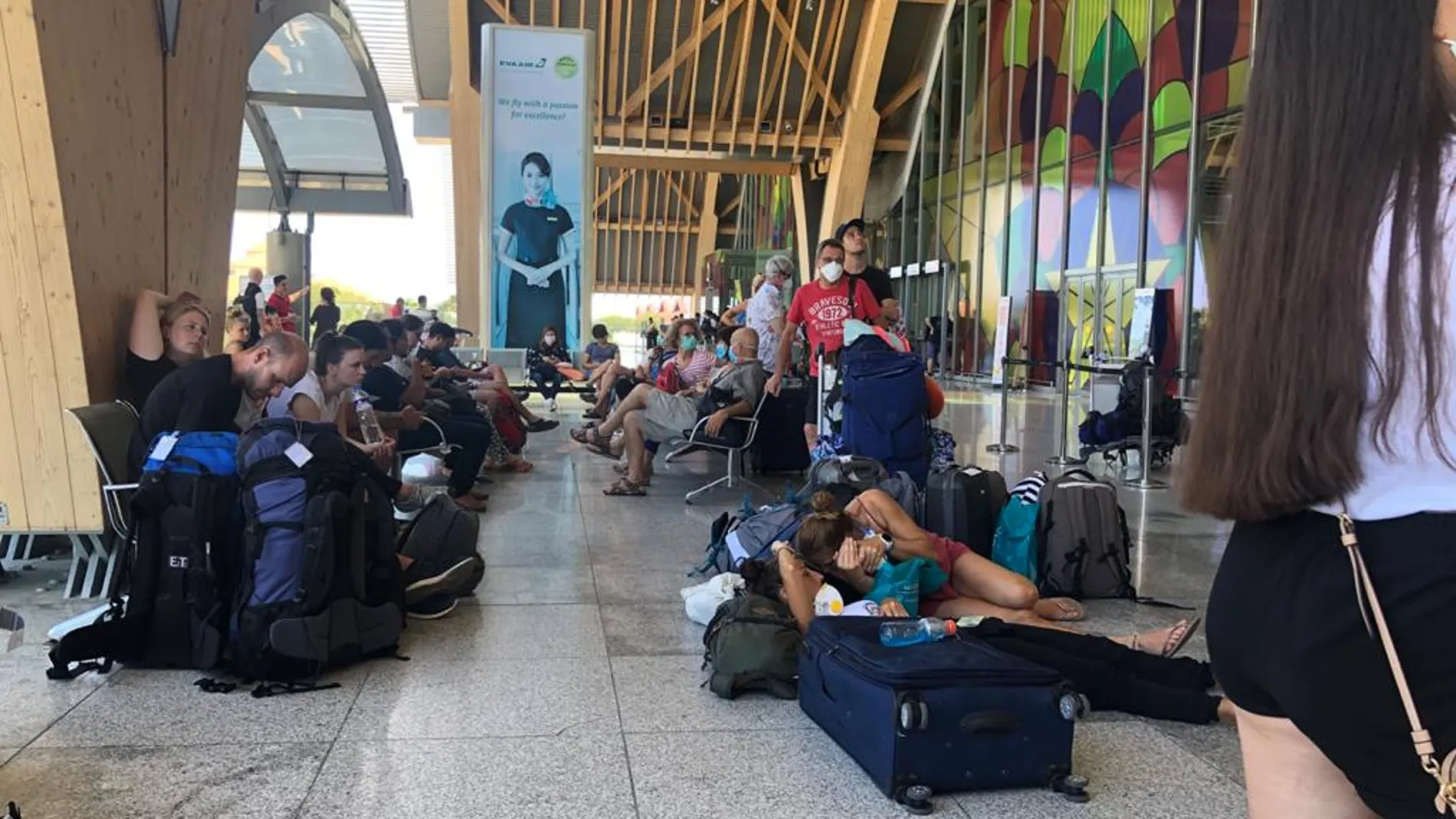 Colas en el aeropuerto de Cebú en Filipinas