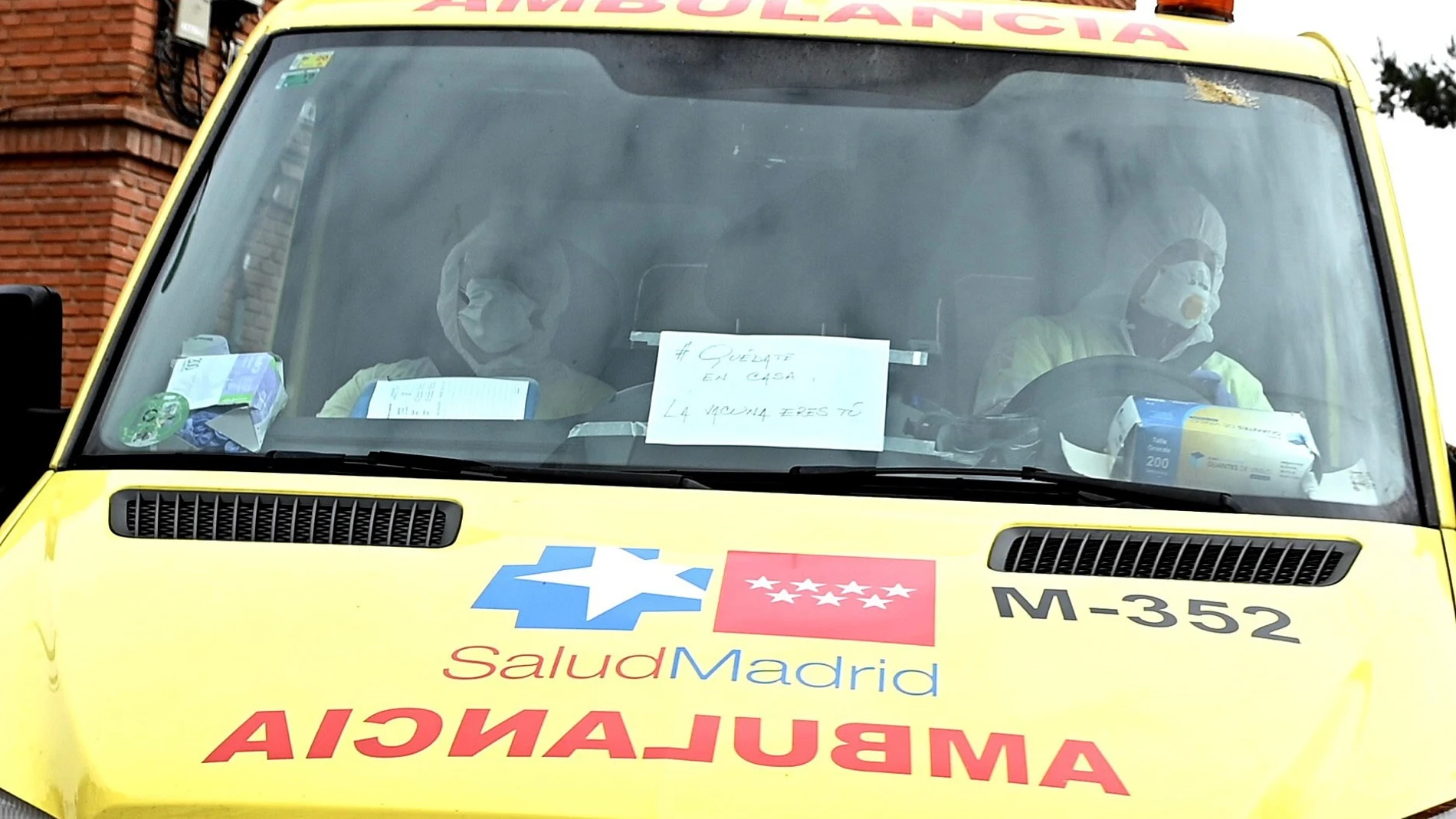 Una ambulancia sale de la residencia de ancianos en Madrid.