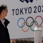 Un ciudadano japonés pasea por las calles de Tokio