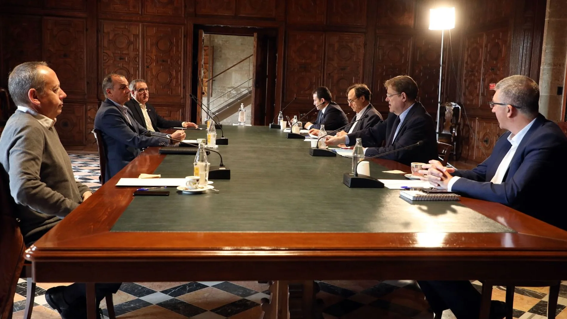 El presidente de la Generalitat, Ximo Puig, ha mantenido hoy una reunión en el Palau con los representantes de la patronal y los sindicatos