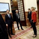 El líder del PP, Pablo Casado junto con otros miembros del partido, Cayetana Álvarez de Toledo, Teodoro García Egea y Adolfo Suárez Illana en los pasillos del Congreso tras el pleno extraordinario celebrado este miércoles.
