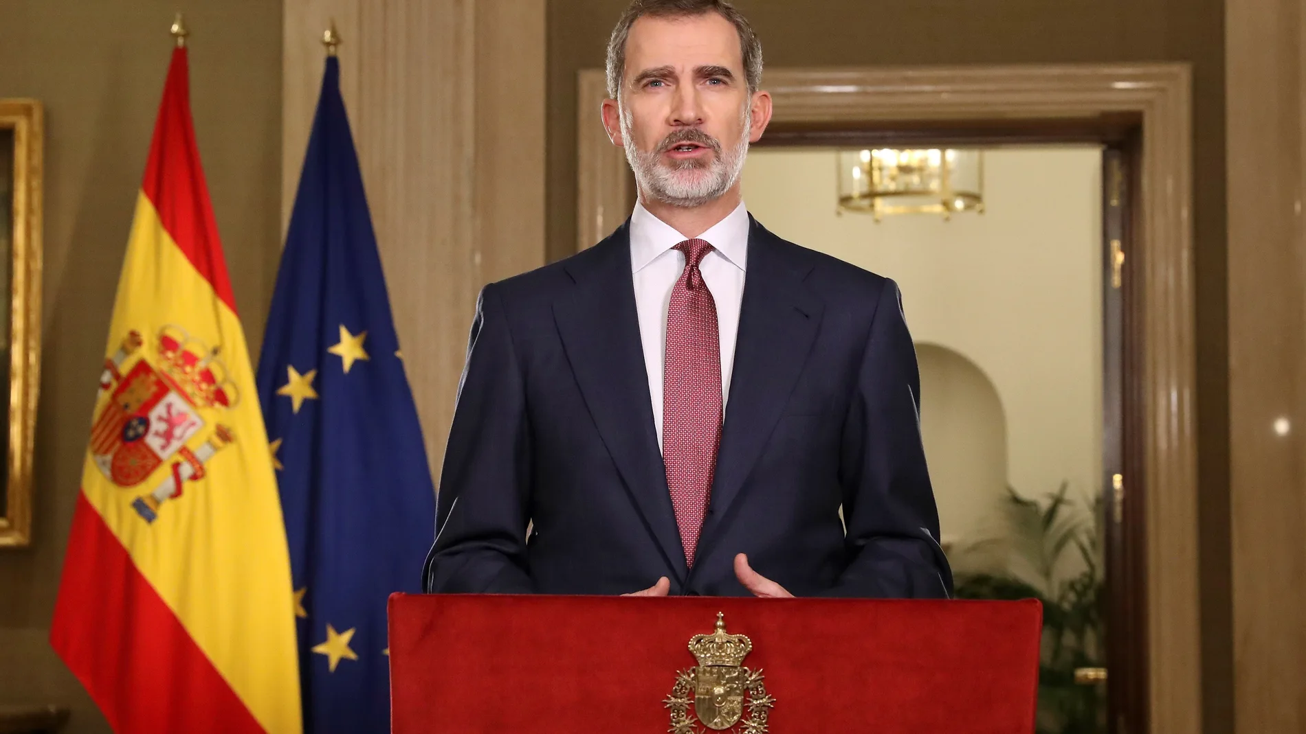 El rey Felipe VI se dirige esta noche a los españoles en un mensaje por televisión en relación con la crisis del coronavirus después de reunirse en el Palacio de la Zarzuela con el presidente del Gobierno, Pedro Sánchez.