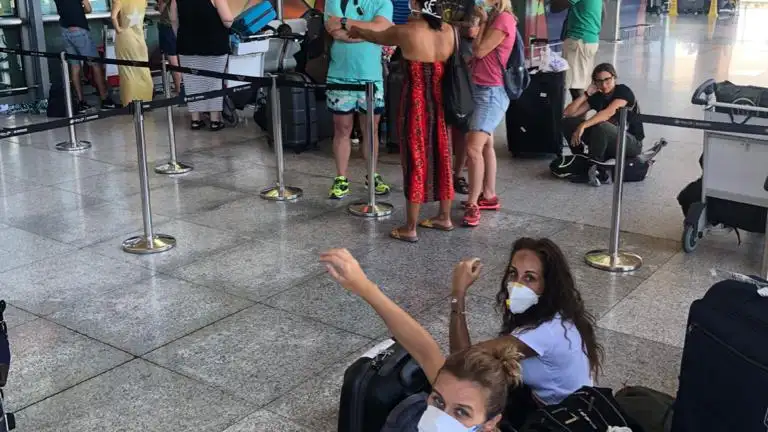 Mónica y Maite hacen cola en el aeropuerto de Cebú