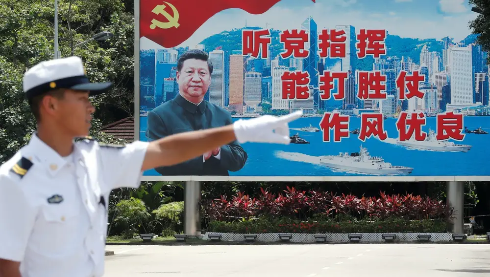 Un soldado del Ejército de Liberación de China junto a un cartel con la imagen del presidente Xi Jinping