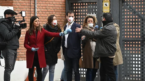Varios periodistas entrevistan a un familiar de uno de los residentes a las puertas de la residencia de ancianos Monte Hermoso, en Madrid