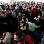 Manila (Philippines), 19/03/2020.- A crowd of German nationals wait for a Lufthansa airplane repatration flight outside the Ninoy Aquino International Airport in Manila, Philippines, 19 March 2020. Philippine President Rodrigo Duterte gave foreign travelers a 72-hour deadline for leaving the country after placing it under a state of calamity to contain the spread of coronavirus. (Filipinas) EFE/EPA/FRANCIS R. MALASIG