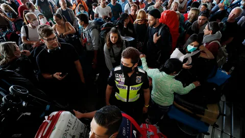 Manila (Philippines), 19/03/2020.- A crowd of German nationals wait for a Lufthansa airplane repatration flight outside the Ninoy Aquino International Airport in Manila, Philippines, 19 March 2020. Philippine President Rodrigo Duterte gave foreign travelers a 72-hour deadline for leaving the country after placing it under a state of calamity to contain the spread of coronavirus. (Filipinas) EFE/EPA/FRANCIS R. MALASIG