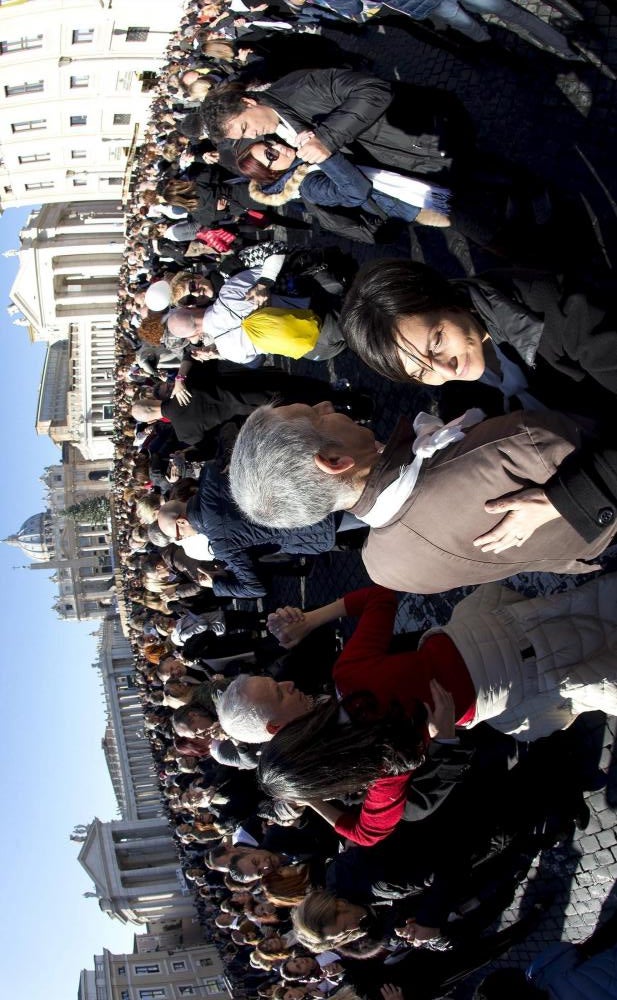 Imagen de la plaza del Vaticano llena de gente bailando.