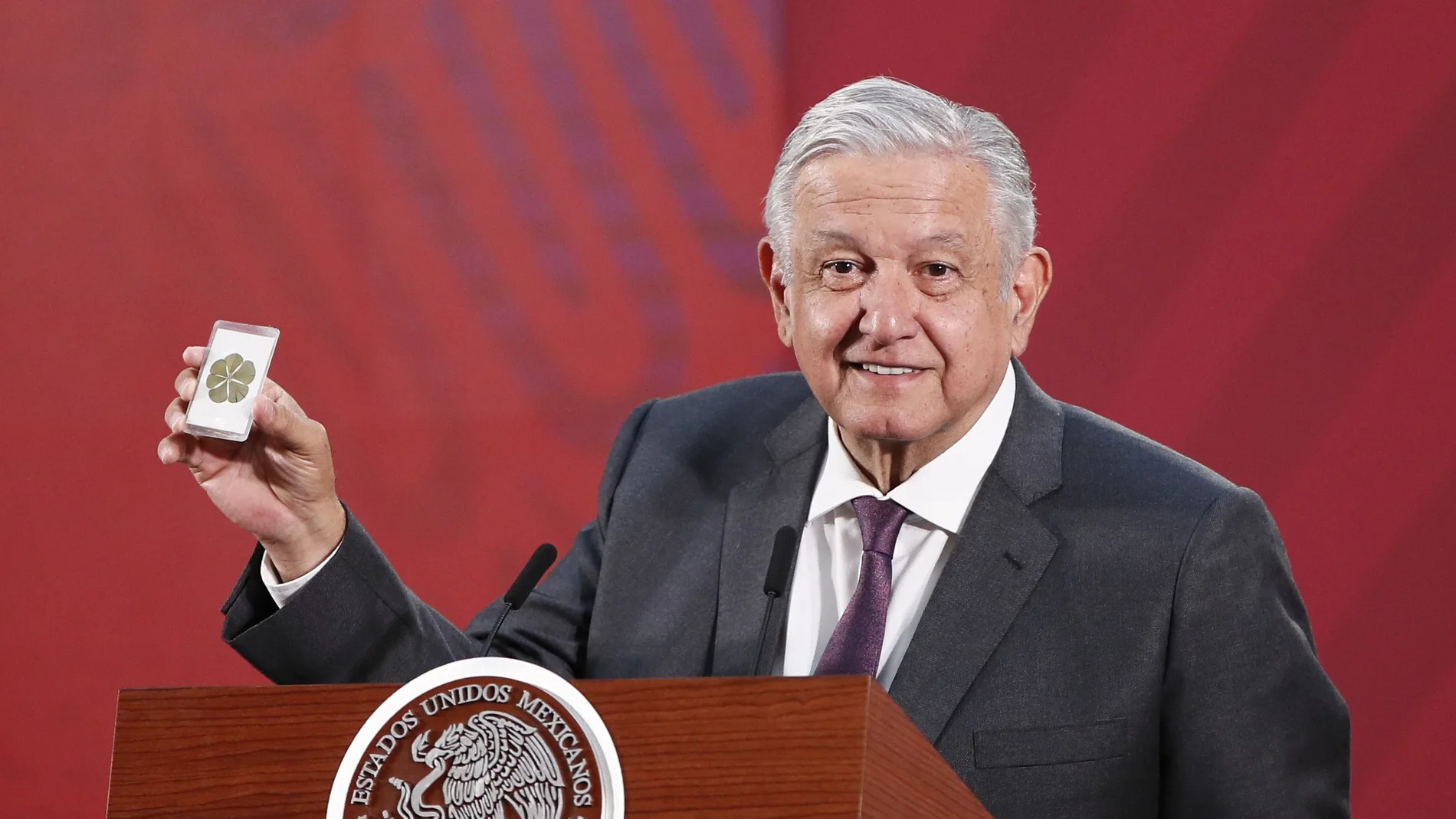 López Obrador enseña un trébol de seis hojas para protegerse del coronavirus