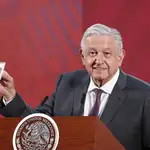 Andrés Manuel López Obrador muestra una estampa con un trébol de seis hojas este jueves durante su rueda de prensa matutina en el Palacio Nacional de Ciudad de México (México)