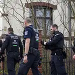 Un grupo de policías entra en una casa, al sur de Berlín, de un miembro de "Ciudadanos del Reich"