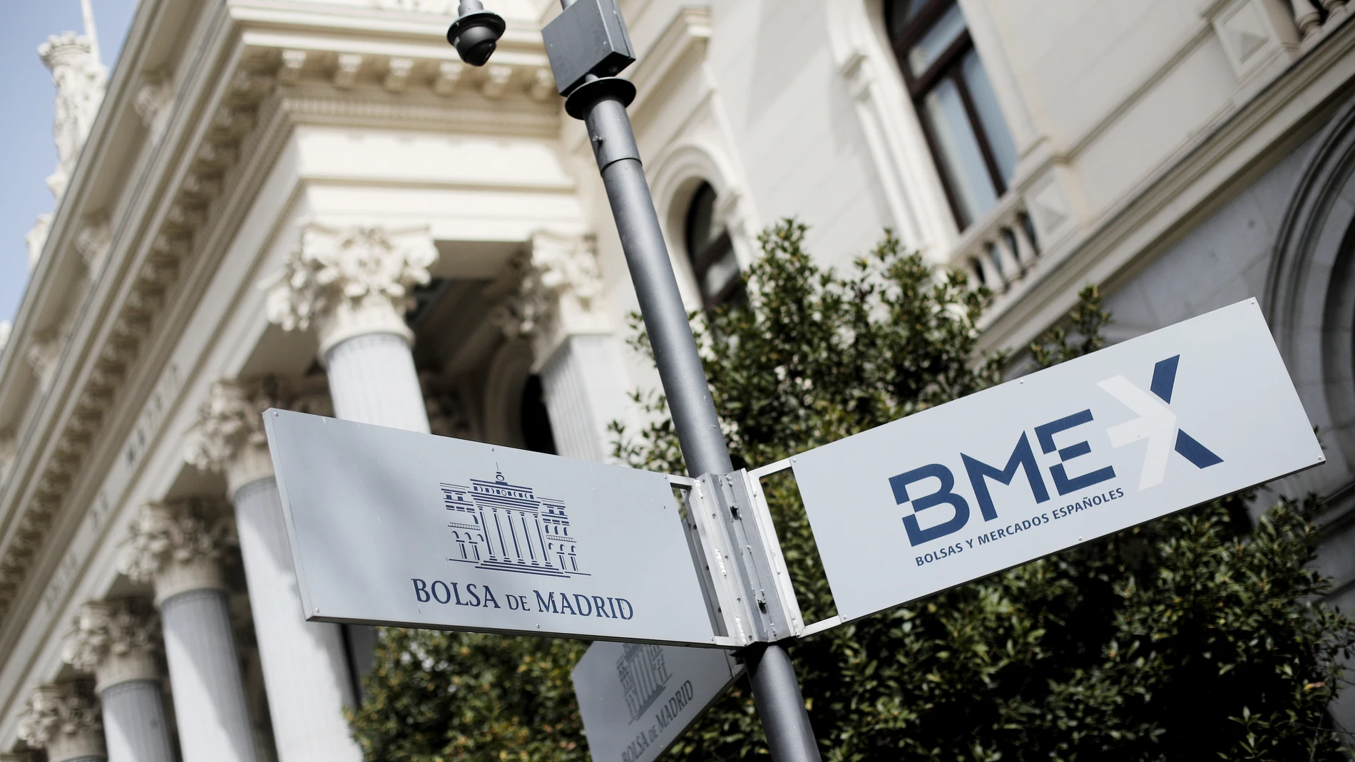 El edificio de la Bolsa en Madrid aparece hoy cerrado al público, después de que el Ibex 35 haya rebotado por la intervención del BCE