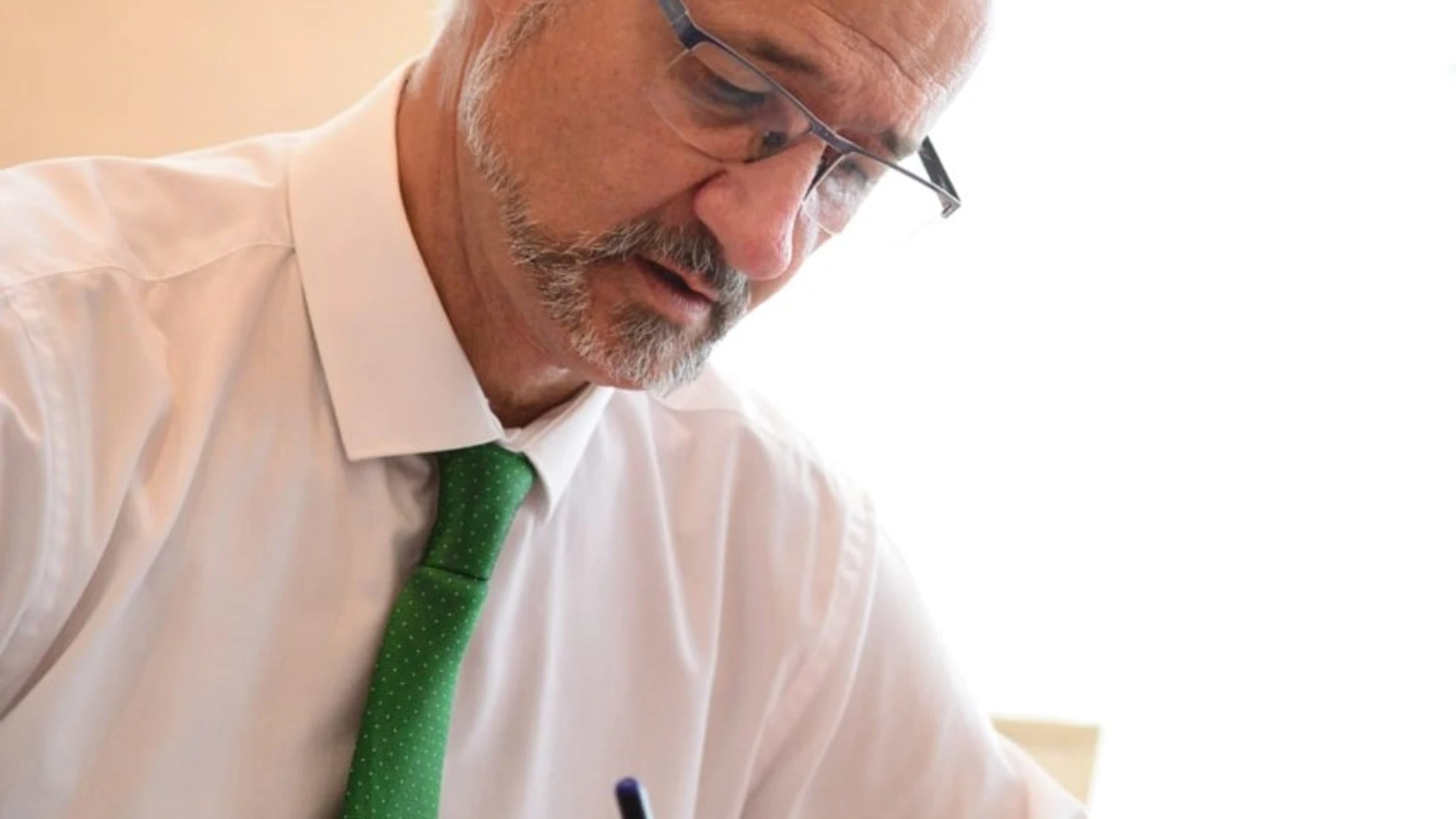 El presidente de las Cortes regionales, Luis Fuentes, escribe la carta a los castellanos y leoneses