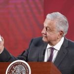 El presidente de México, Andrés Manuel López Obrador, muestra una estampa con un trébol de seis hojas para protegerse contra el coronavirus/EFE
