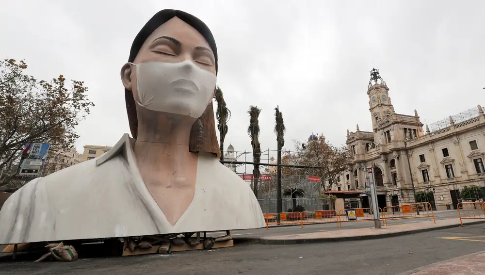 Imagen del remate de la fallas del Ayuntamiento de Valencia, sin quemar y sin gente a su alrededor.