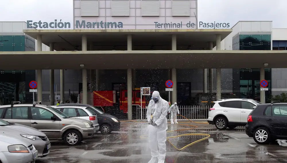 Efectivos de la Unidad Militar de Emergencias (UME) durante los trabajos de desinfección para atajar la pandemia de coronavirus realizados en la Estación marítima del Puerto de Algeciras (Cádiz)