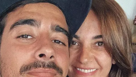 Alberto Herrera y su madre, Mariló Montero