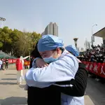 Médicos de Wuhan despiden a colegas de otras provincias que abandonan la ciudad después de haber colaborado en la lucha contra la pandemia