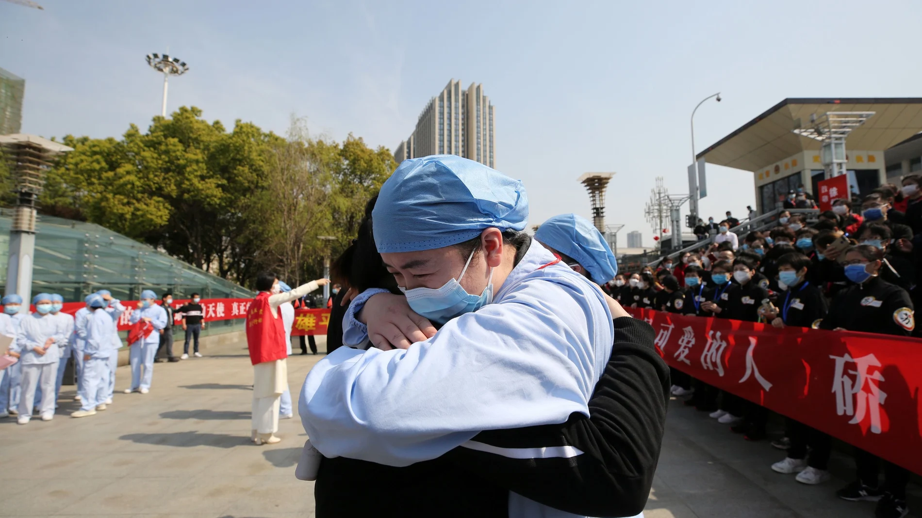Local medical worker embraces and bids farewell to a medical worker from Jiangsu at the Wuhan Railway Station