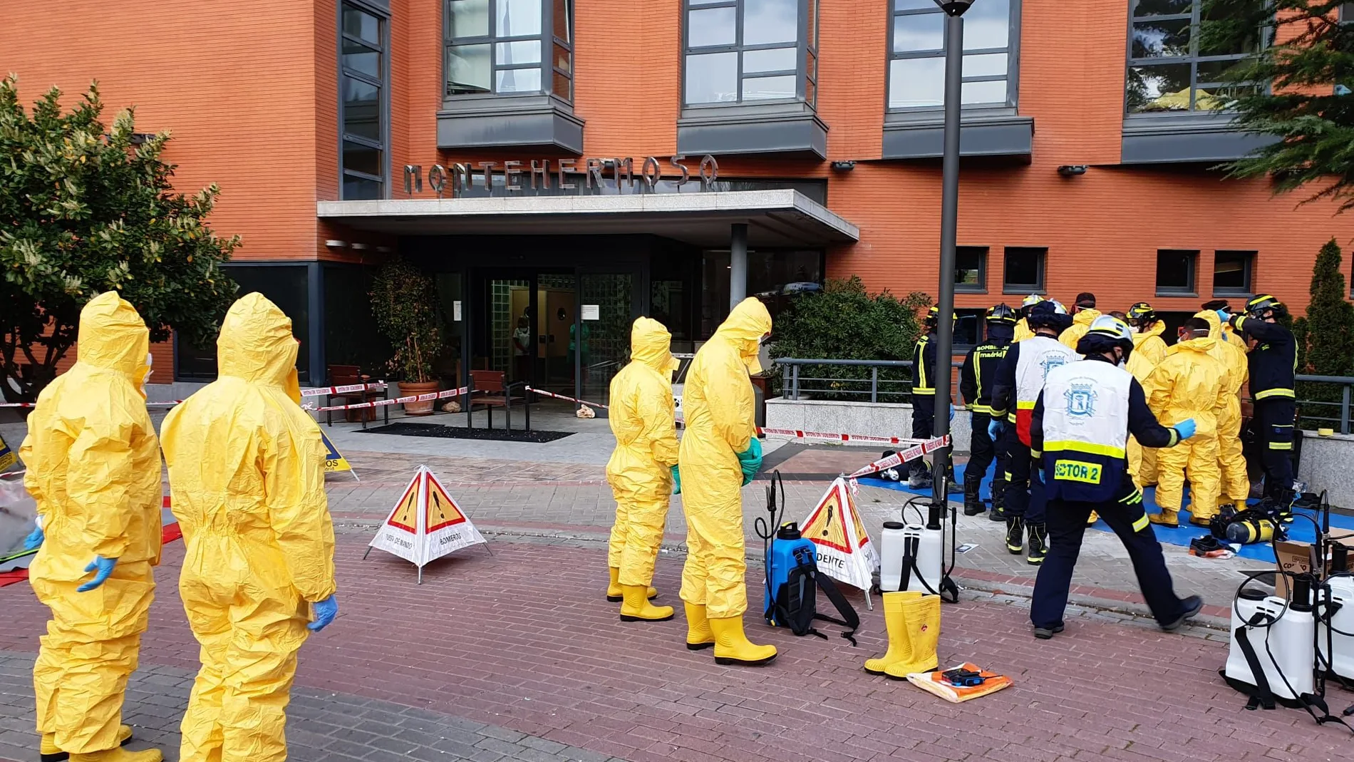 Los bomberos antes de entrar a la residencia./ Foto: Emergencias Madrid