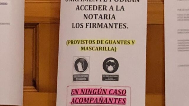 Advertencias de medidas de prevención sanitaria a los clientes de una notaría por la pandemia del coronavirus