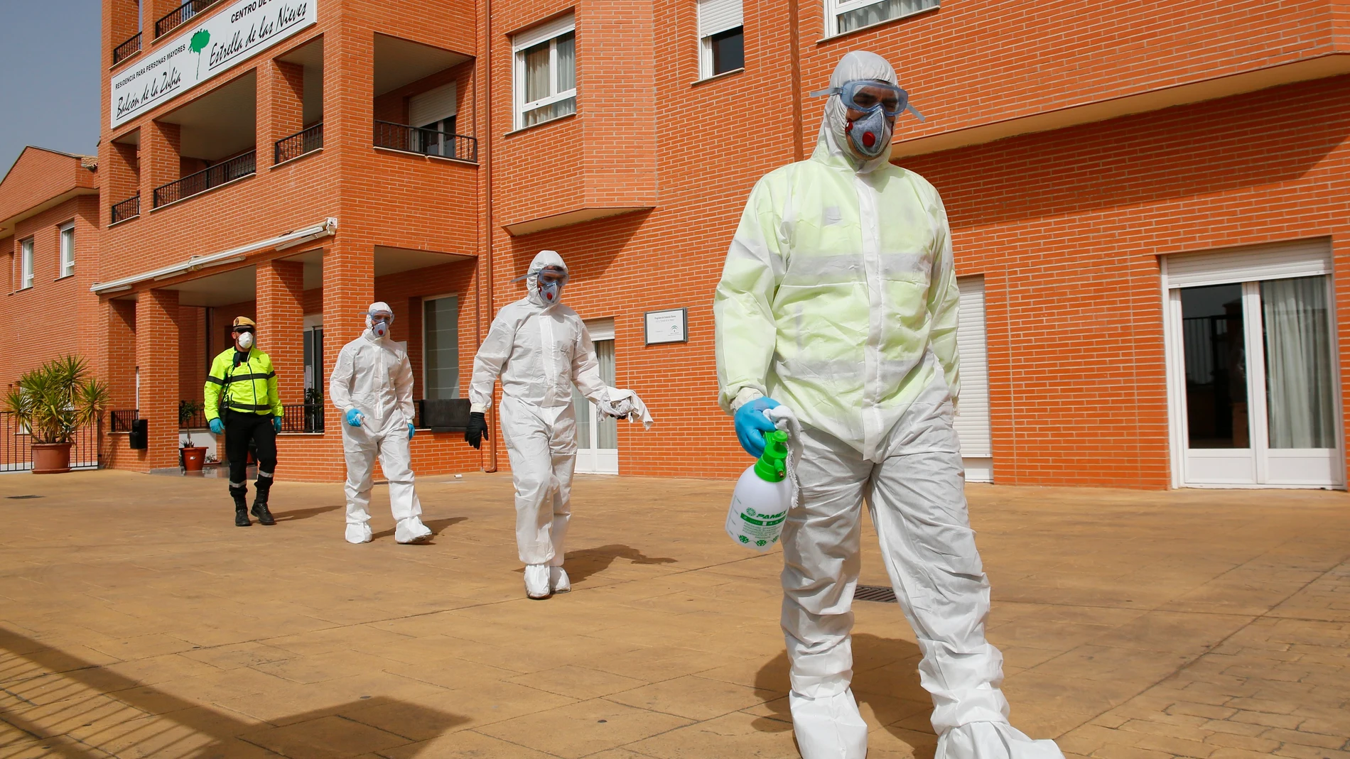 Granada.- Coronavirus.- La UME completa sus labores de desinfección en la residencia de ancianos de La Zubia