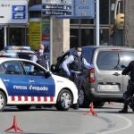 Mossos d'Esquadra montan un control de vehículos para velar por el cumplimiento de la orden de confinamiento, este viernes, en Barcelona, durante la sexta jornada en estado de alarma por la pandemia de coronavirus