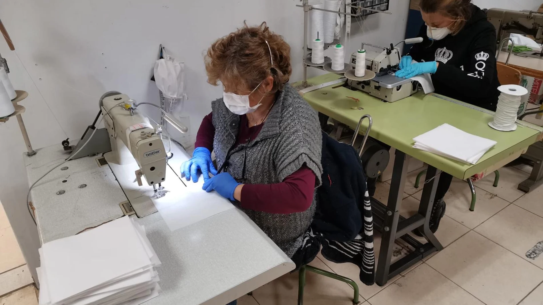 Varias mujeres cosen mascarrillas para después donarlas a servicios públicos