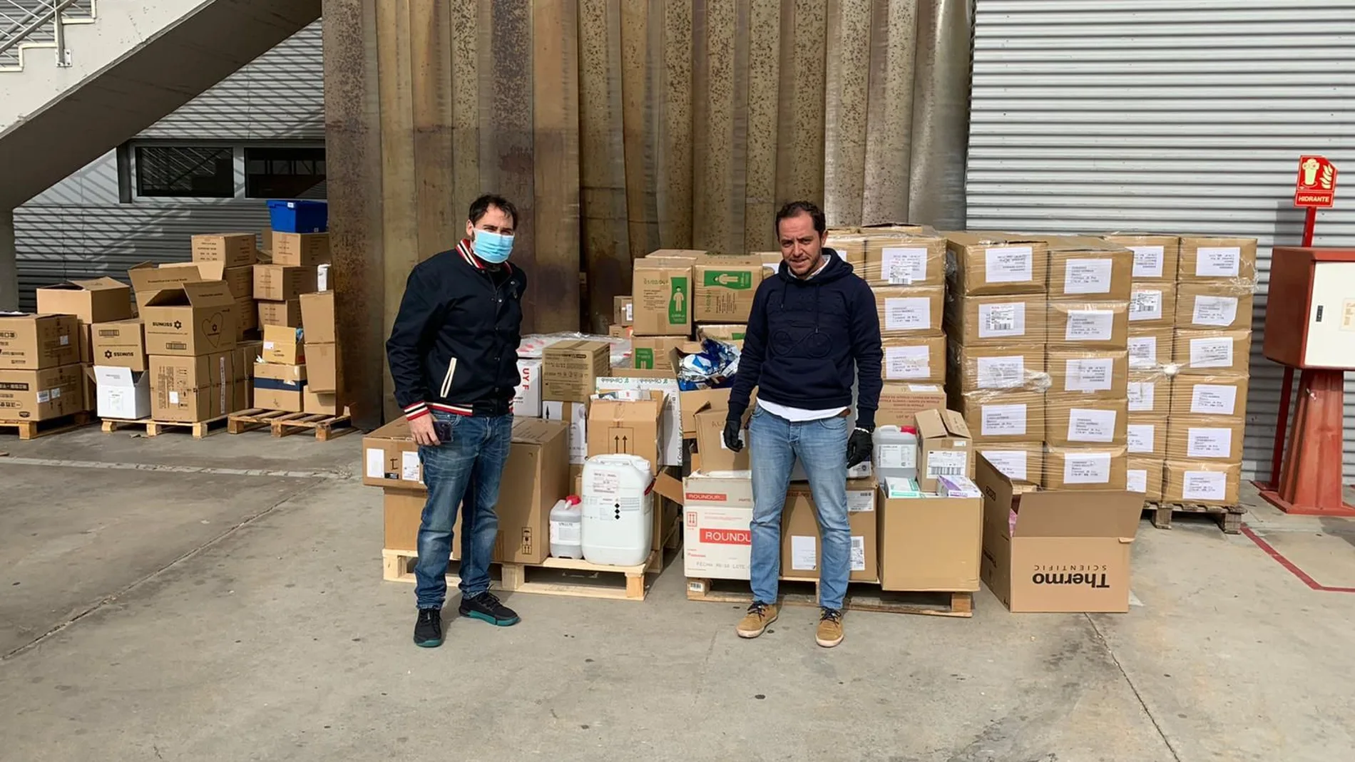 El material ha sido entregado por el gerente del IMIDRA, Sergio López, al Servicio Madrileño de Salud Foto: Comunidad de Madrid