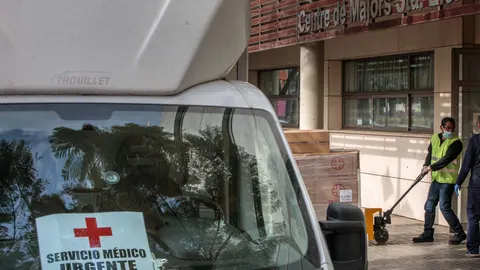 Un transportista suministra material a la residencia de la tercera edad Santa Elena de Torrent.