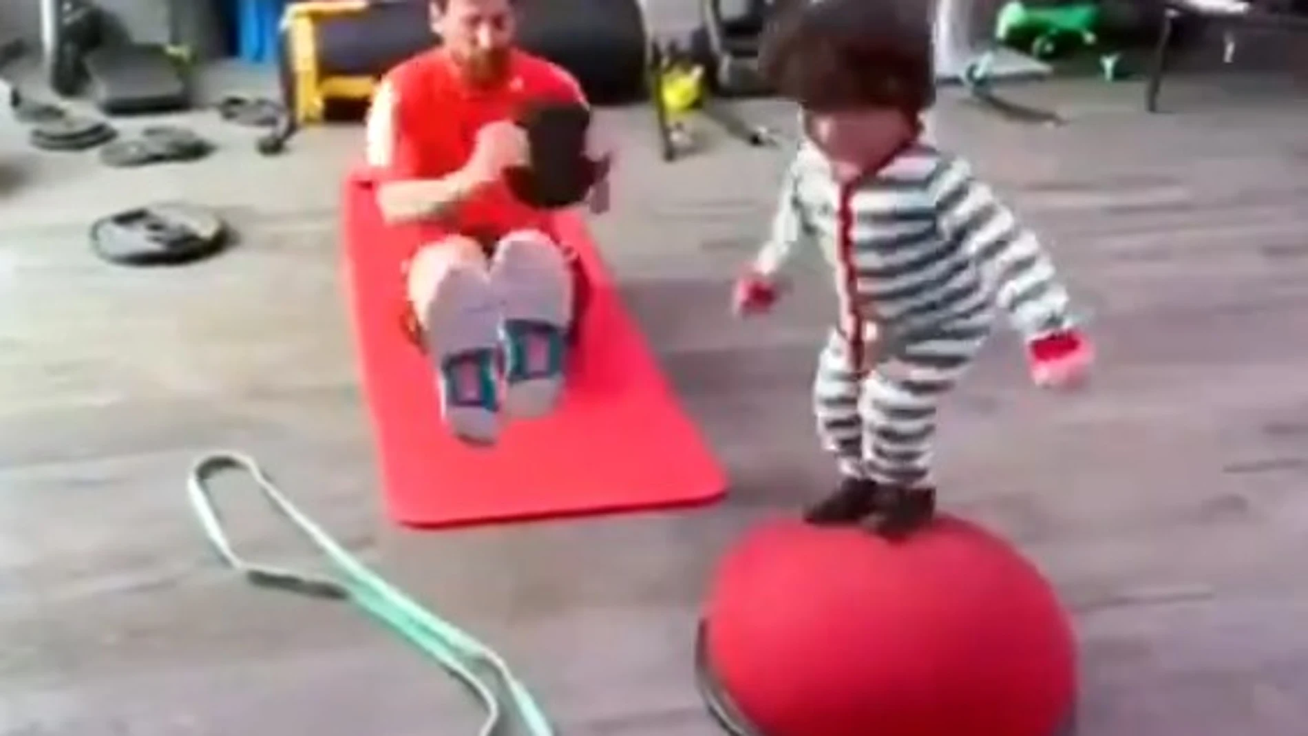 Messi, entrenando en casa con su hijo Ciro / Twitter