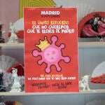 Imagen del escaparate de una tienda de recuerdos en Madrid durante la epidemia por el Covid_19
