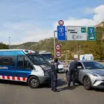 Los Mossos d&#39;Esquadra realizan un control de vehículos, en el peaje de Sitges , para velar por el cumplimiento del confinamiento