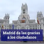 El Ayuntamiento de Madrid despliega dos banderas para agradecer a los ciudadanos su civismo ante el coronavirus