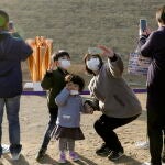 Una familia se hace une selfie con la llama olímpica en Ishinomaki, en la región de Higashimatsushima, al norte de Japan
