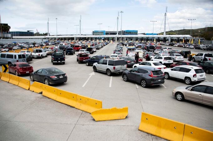 Cientos de coches esperaban este viernes a cruzar a Estados Unidos en el paso de San Ysidro, en Tijuana