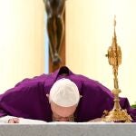El Papa Francisco, durante la misa que celebró ayer en la capilla de Santa Marta, en el Vaticano