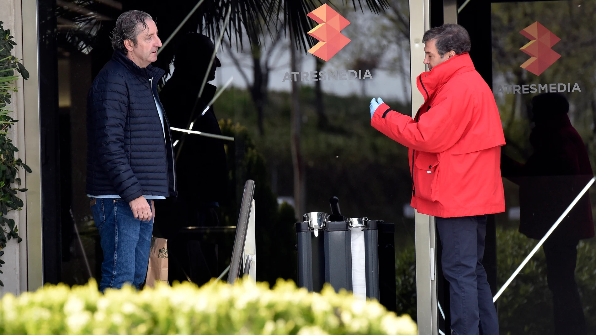 Josep Pedrerol llega a las instalaciones de Antena 3 para cumplir con su trabajo