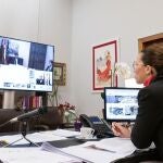 La alcaldesa de Cartagena, Ana Belén Castejón, en la reunión telemática con el presidente de la Comunidad, Fernando López Miras, y el resto de alcaldes de la Región de Murcia