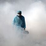 Jammu (India), 20/03/2020.- Un trabajador de salud de la Corporación Municipal de Jammu rocía desinfectante en una calle desierta del mercado después de que las autoridades ordenaron el cierre de todas las tiendas, excepto medicamentos y víveres, para frenar la pandemia de coronavirus, en Jammu, India, hoy 20 de marzo de 2020. Todas las visas indias existentes emitidas a ciudadanos de cualquier país, excepto aquellos emitidos a diplomáticos, funcionarios, organizaciones de la ONU / internacionales, empleo, visas de proyectos están suspendidas hasta el 15 de abril de 2020. Todos los viajeros entrantes, incluidos los ciudadanos indios, que llegan o han visitado China, Italia, Irán, Corea del Sur, Francia España y Alemania después del 15 de febrero de 2020 se enfrentan a un período de cuarentena de 14 días. EFE/JAIPAL SINGH