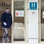Puerta principal del Gran Hotel Colón que el Hospital Gregorio Marañón ha habilitado para atender a enfermos leves de coronavirus