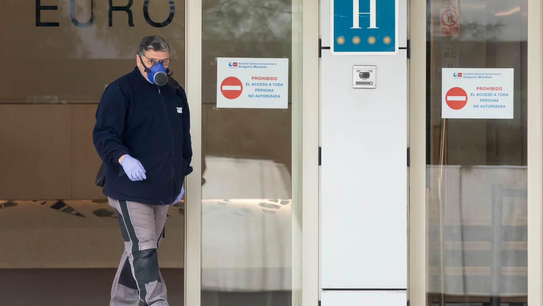 Puerta principal del Gran Hotel Colón que el Hospital Gregorio Marañón ha habilitado para atender a enfermos leves de coronavirus