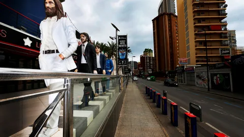 Unas figuras representando los Beatles en la portada de su disco "Abbey Road" en una de las calles de la zona inglesa de Benidorm, la ciudad emblemática del turismo en España, que muestra estos días una estampa muy alejada de la habitual, muy diferente incluso de los meses invernales de moderada ocupación