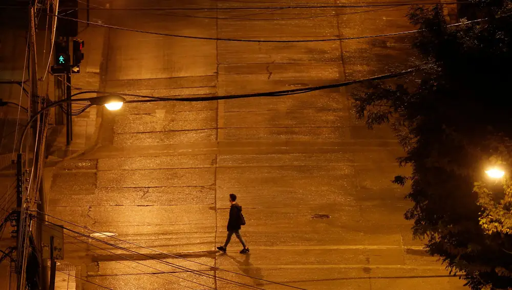 Un hombre cruza una calle vacía en Viña del Mar, Chile